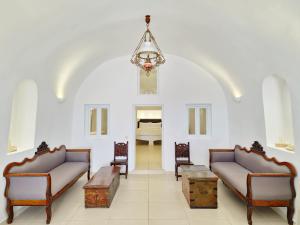 A seating area at Karpimo Horizon - Caldera View with private hot tub