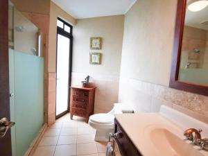 Vannituba majutusasutuses Bougainvillea 5102 Luxury Apartment - Reserva Conchal