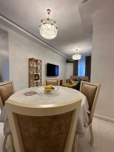 een eetkamer en een woonkamer met een tafel en stoelen bij Debussy in LʼAgha