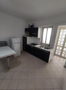 una cucina con piano cottura, lavandino e finestra di antohouse intero appartamento R5883 a Quartucciu