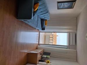 een kamer met een stapelbed en een raam bij Apartment Anic in Bol