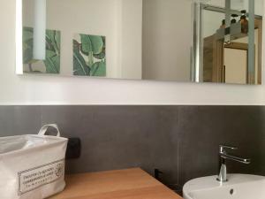 ein Bad mit einem Waschbecken und einem Spiegel in der Unterkunft Don G Home in Pescara