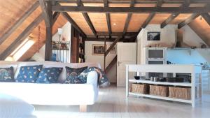 a living room with a white couch and a table at Ferienwohnung Auf dem Kanstein in Langelsheim