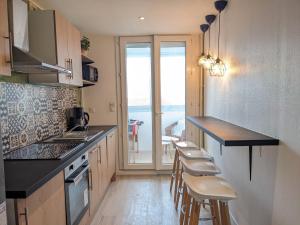 オルレアンにあるCasaCity Orléans Sud - 2 chambres - parking privéのカウンター付きのキッチン、海の景色を望む