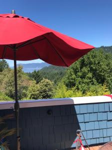 Foto dalla galleria di Best garden view and Ocean view and sounds-hot tub-bbq-sleeps 6 a Shelter Cove