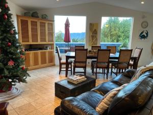 Foto dalla galleria di Best garden view and Ocean view and sounds-hot tub-bbq-sleeps 6 a Shelter Cove
