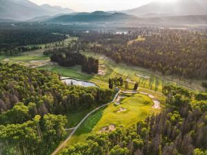 una vista aérea de un campo de golf en un bosque en Fairmont Jasper Park Lodge, en Jasper