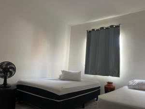 En eller flere senger på et rom på Apartamento para temporada HospedagemOuroPreto202