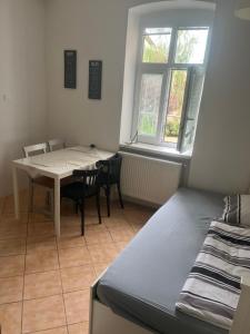 een kamer met een tafel en een tafel en stoelen bij Apartmán Papoušek in Znojmo