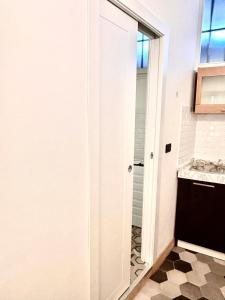 een badkamer met een glazen deur naar een douche bij Loft Bava15 in Turijn +18 foto's