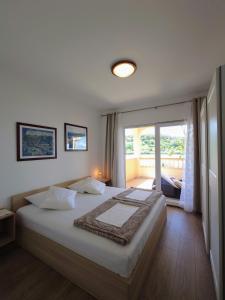 Postel nebo postele na pokoji v ubytování Apartment in Kampor with sea view, balcony, air conditioning, WiFi (4838-1)
