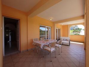 Fotografia z galérie ubytovania Apartment in Kampor with sea view, balcony, air conditioning, WiFi (4838-1) v destinácii Kampor