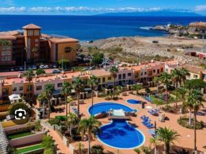 Una vista aérea de un complejo turístico con piscina. en Luxury Beach Villa, en Adeje
