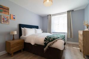 Un dormitorio con una cama grande y una ventana en Lamington Apartments - Hammersmith, en Londres