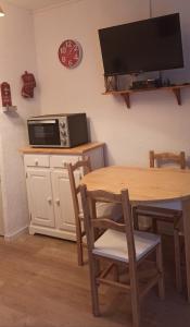 Kuchyň nebo kuchyňský kout v ubytování Ustou Guzet neige, appartement de 32 M2 avec balcon dans les Pyrénées aux pieds des pistes + 25 fotografií