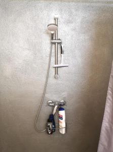 prysznic z głowicą prysznicową i umywalką w obiekcie H&M Homes Apartments w mieście Aarhus