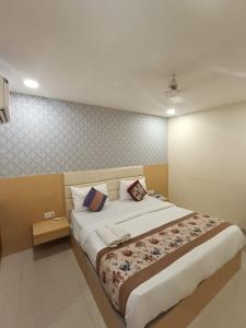 Postel nebo postele na pokoji v ubytování Hotel Grand Suites By D'Capitol Near IGI Airport