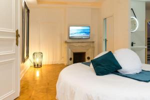 Postel nebo postele na pokoji v ubytování Suite Atemporelle - SPA room