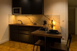 Kuchyň nebo kuchyňský kout v ubytování Suite Atemporelle - SPA room + 11 fotografií