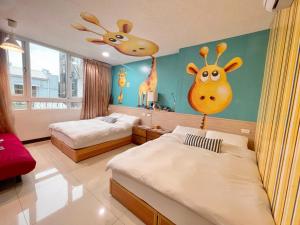 台南市にある斑比Bambiのキリンヘッド2つが壁に付いた部屋のベッド2台