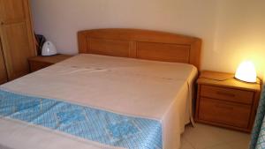 Habitación pequeña con cama y mesita de noche en Capo Ceraso Family Resort, en Costa Corallina