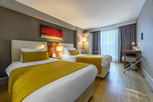 Cama ou camas em um quarto em Ramada by Wyndham Istanbul Grand Bazaar