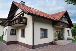 ein kleines Haus mit Balkon in der Unterkunft Apartament Jodłowy in Szczyrk
