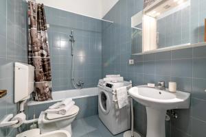 A bathroom at Lake View Historical Center Apartment - Happy Rentals