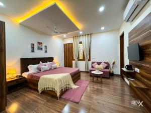 Postel nebo postele na pokoji v ubytování Guru Sadan A Luxe Stay
