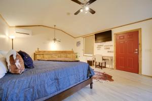 Ένα ή περισσότερα κρεβάτια σε δωμάτιο στο Charming Smokies Home Near National Park!