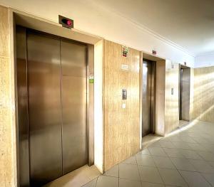 uma fila de portas de elevador num edifício em Praia da Rocha, 4G Jardins da Rocha, Sunny Studio, Air Conditioning, two Pools, Internet, Parking, by IG em Portimão