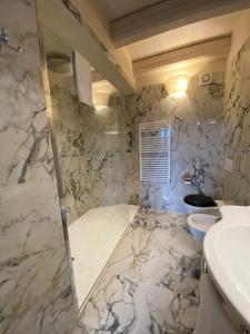 a bathroom with a shower and a toilet and a sink at Agriturismo Costa di Faraggiana in Levanto