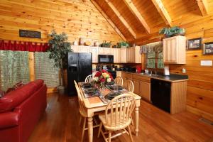 Kuchyň nebo kuchyňský kout v ubytování Around the Mountain by Eden Crest Vacation Rentals