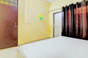 Bhauli的住宿－OYO Hotel Golden Grand，一间设有气球床和窗户的房间