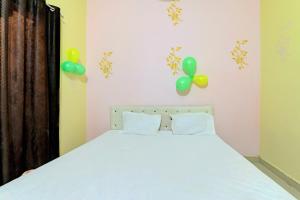 Bhauli的住宿－OYO Hotel Golden Grand，卧室配有壁挂式气球床。
