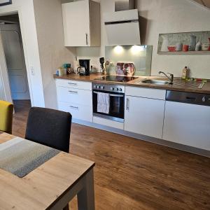 Kuchyň nebo kuchyňský kout v ubytování Am Lindenbaum, Ferienwohnung in Siebenbach am Nürburgring