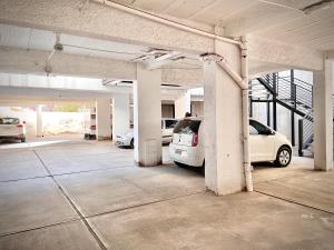 un garage con due auto parcheggiate in esso di Departamento en mendoza Andes Cobos a Guaymallén