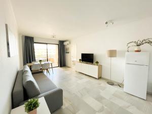 uma sala de estar com um sofá e uma mesa em Montemar Terral Apartments em Torremolinos