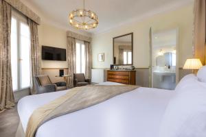 Postel nebo postele na pokoji v ubytování Hotel Claridge Paris