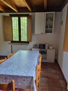 Agriturismo Case in Collina的厨房或小厨房