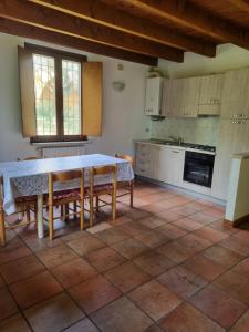 Agriturismo Case in Collina的厨房或小厨房