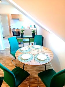 una sala da pranzo con tavolo e sedie di Family Apartments center of Mürzzuschlag a Mürzzuschlag