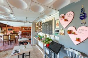 a restaurant with a chalkboard on the wall at ALİBABAM APART OTEL in Kuşadası