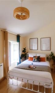 - une chambre avec un lit blanc et un plateau dans l'établissement La Green Room, à Poitiers