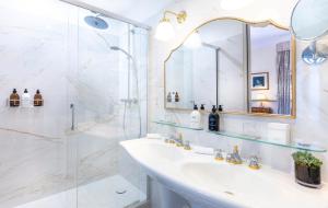Koupelna v ubytování Hotel Claridge Paris
