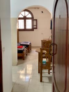 Habitación con pasillo con mesa y habitación con camas en Red oasis, en Dahab