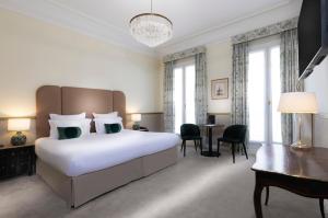 Postel nebo postele na pokoji v ubytování Hotel Claridge Paris