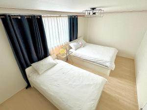 首爾的住宿－사당 그린나래 스테이，小房间设有两张床和窗户