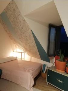 een slaapkamer met een bed en een raam bij Apartamento Agradable in Tarbes