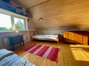 ein Schlafzimmer mit einem Bett und einem Schreibtisch in einem Zimmer in der Unterkunft Miguičionių sodyba in Migučionys